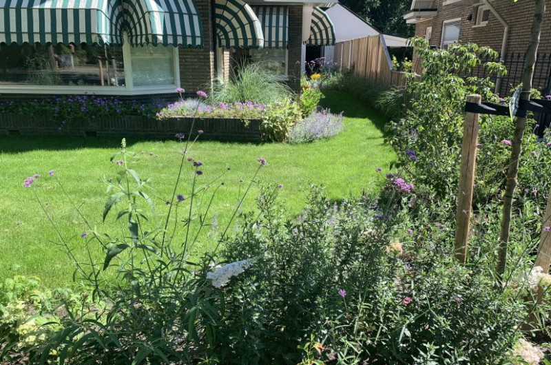 Vrijstaande eengezinswoning bloeiende tuin